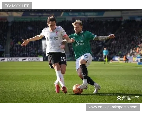 利物浦边路渗透创造良机，萨拉赫打门被封